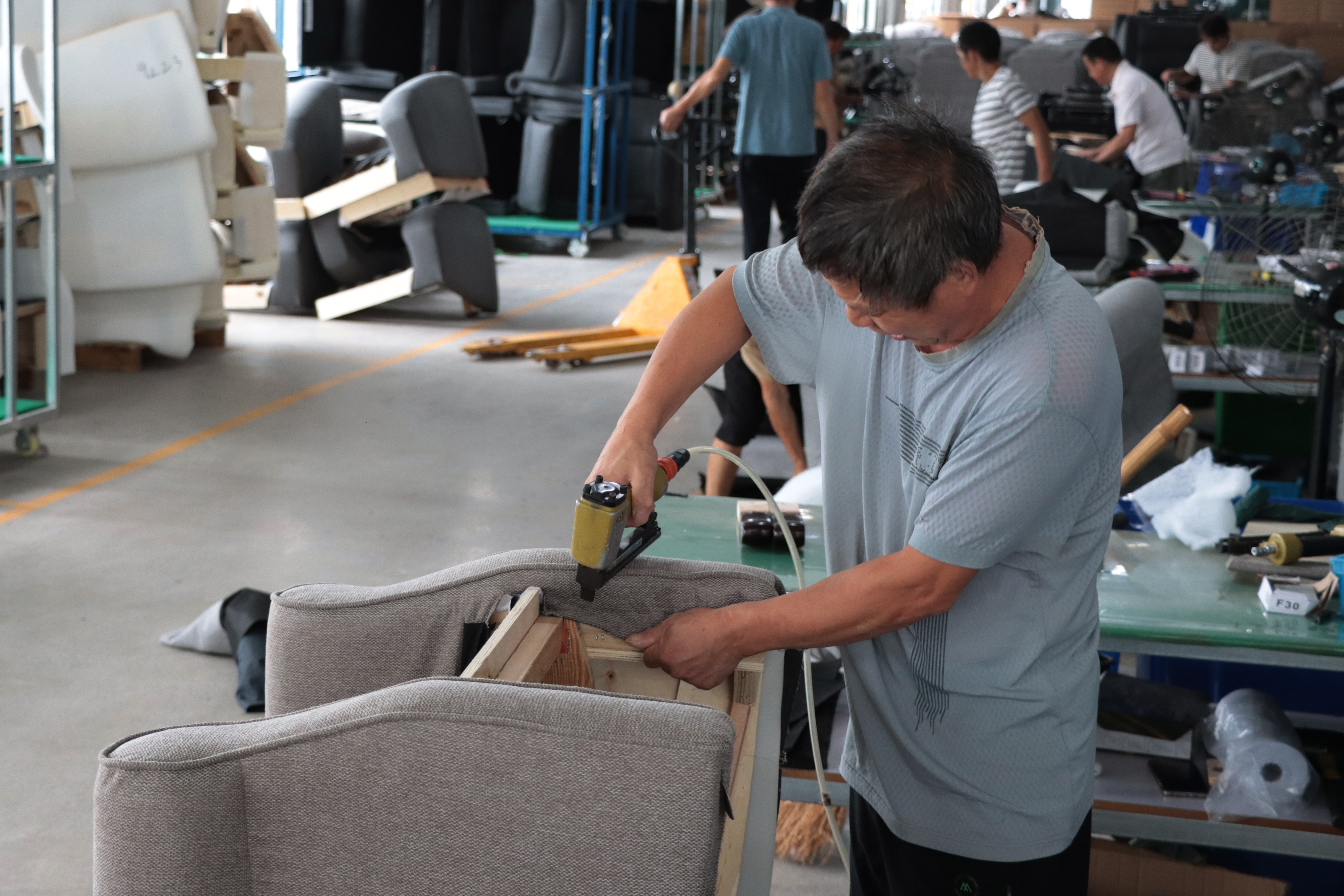 Manual upholstery fitting for recliner